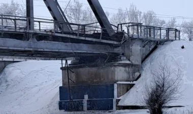 Rusiyada dəmir yolu körpüsündə partlayış baş verib FOTO