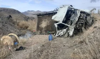 Kəlbəcərdə yük avtomobili dərəyə aşıb, ölən var