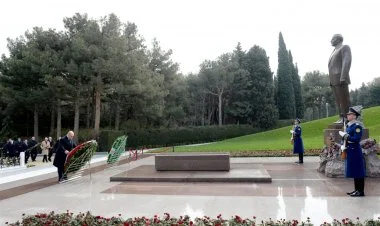 Mişustin Fəxri xiyabanı və Şəhidlər xiyabanını ziyarət etdi