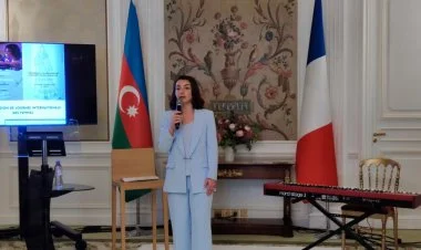 Parisdə Qarabağın milli geyimləri nümayiş olunub FOTO