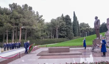 Tokayev Heydər Əliyevin məzarını ziyarət etdi