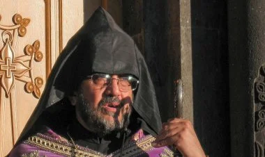 Erməni keşişi hərbçiləri ölkədə dövlət çevrilişinə çağırıb