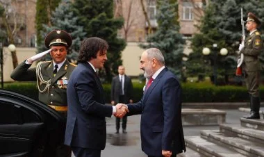 Gürcüstanın Baş naziri İrəvanda rəsmi səfərdədir FOTO