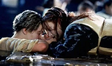 “Titanik” filmindəki qapı hərracda 718 min dollara satılıb