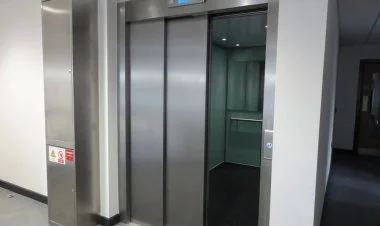 Bakıda qadın liftin qapıları arasında qalaraq ölüb