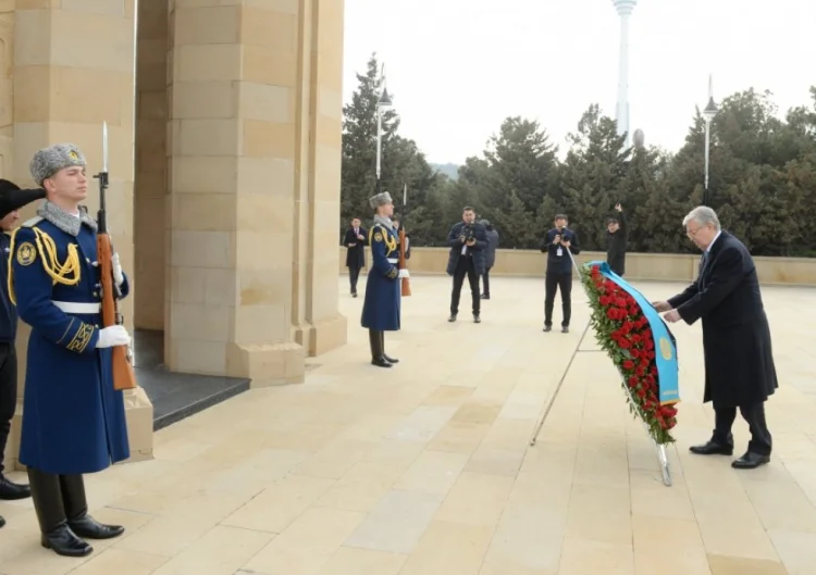 Qazaxıstan Prezidenti Şəhidlər xiyabanını ziyarət etdi