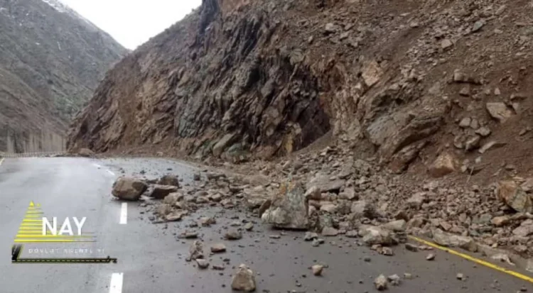 Ordubadın Pəzməri kəndinə gedən dağ yolunda uçqun olub