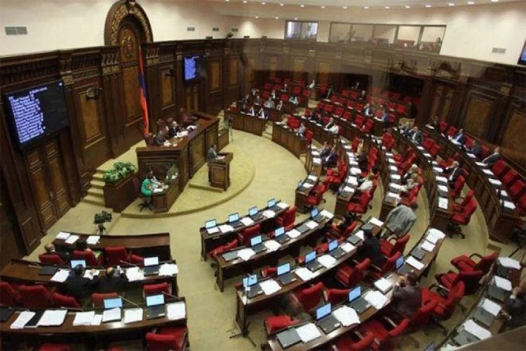 Ermənistan parlamentində qapalı toplantı başlayıb