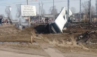 Rusiyada sürət qatarı avtobusla toqquşub, 8 nəfər ölüb FOTO
