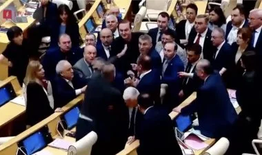 Gürcüstan parlamentində dava düşdü VIDEO