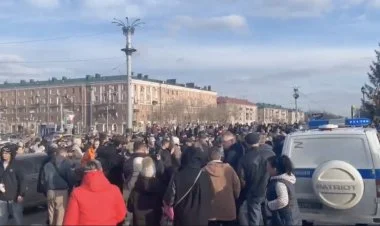 Daşqına məruz qalmış Orsk sakinləri etitaz aksiyasına qalxdı