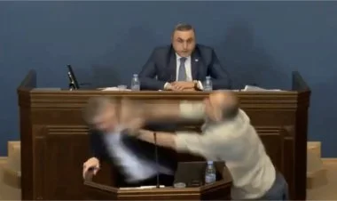 Gürcüstan parlamentində müxalifətçi rəqibini döyüb VİDEO