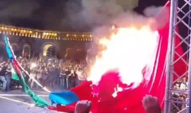 Revanşist ermənilər Azərbaycan bayrağını yandırdı