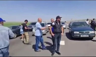 Etirazçılar İrəvan-Gümrü yolunu bağlayıb