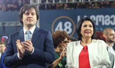 Gürcüstanın Baş naziri prezidenti satqın adlandırdı