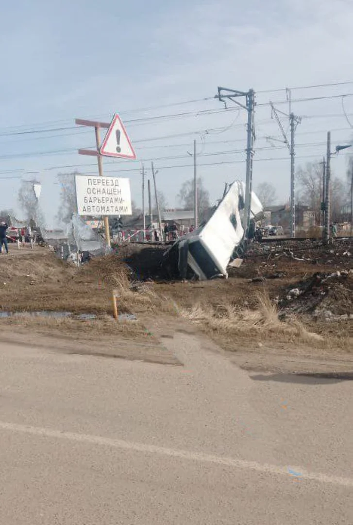 Rusiyada sürət qatarı avtobusla toqquşub, 8 nəfər ölüb FOTO