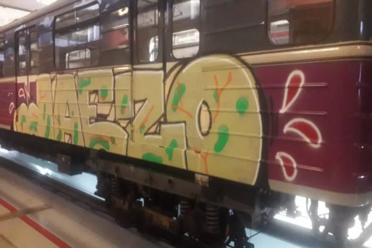 Fransız  gizli şəkildə metronun deposunda rəssamlıq edib