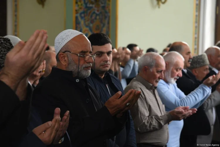 Bakıda Təzəpir məscidində bayram namazı qılınıb