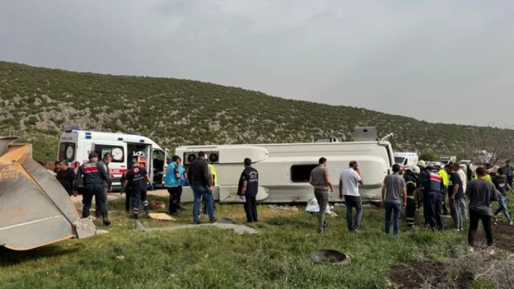 Türkiyədə mikroavtobus aşıb, ölən və yaralananlar var
