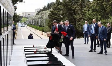 Slovakiyanın Baş naziri Şəhidlər xiyabanını ziyarət etdi