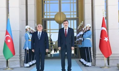 Əli Əsədov Cevdet Yılmazla görüşüb