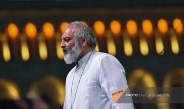 Paşinyandan istefa tələb edən keşiş meydandan getdi