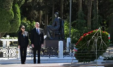 Əliyevlər Heydər Əliyevin məzarını ziyarət ediblər FOTO