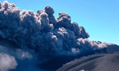 Ebeko vulkanı 3,5 kilometr yüksəkliyə kül püskürüb
