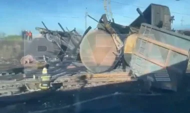 Rusiyada qatara dron hücumu olub, vaqonlar partlayıb VİDEO