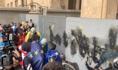Tbilisidə etirazçılar hasarları aşdılar, həbslər başladı