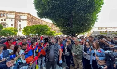 Ermənistanda polis hökumət binasını mühasirəyə alıb