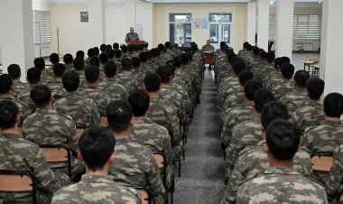 Müdafiə nazirinin müavinləri hərbi vəzifəlilərlə görüşüblər