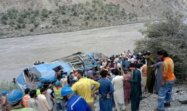Pakistanda mikroavtobus dərəyə aşıb, azı 13 nəfər ölüb