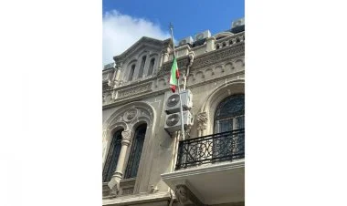 İranın Azərbaycandakı səfirliyində dövlət bayrağı endirilib