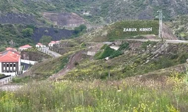 Laçına gələn sel evlərin zirzəmisinə dolub