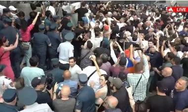İrəvanda müxalifətlə polisin qarşıdurması başlayıb
