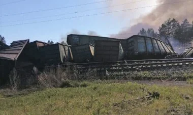 Rusiyada 27 vaqon relsdən çıxıb, yaxındakı meşə yanır