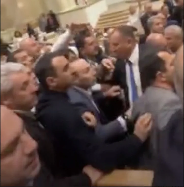 Gürcüstan parlamentində yenə qırğın düşdü FOTO/VİDEO