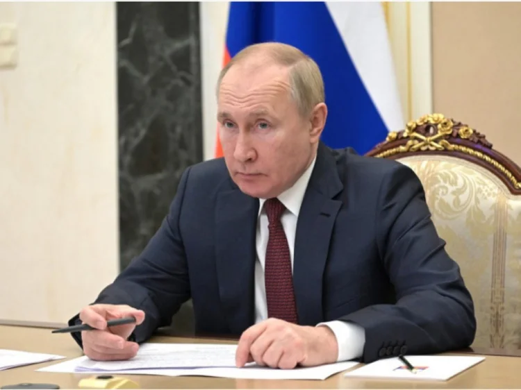 Putin “Crocus”da insanlara yardım edənləri mükafatlandırdı