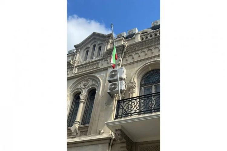 İranın Azərbaycandakı səfirliyində dövlət bayrağı endirilib
