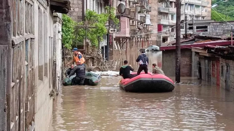 Paşinyan Lori və Tavuşdakı daşqınları fəlakət elan edib FOTO