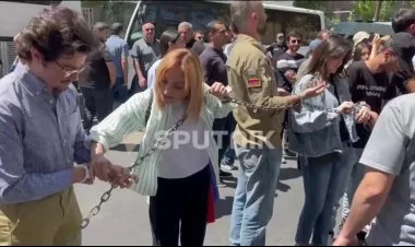 Ermənistanda etirazçılar özlərini zəncirlədilər VİDEO
