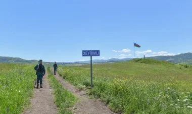 Sərhəd xətti Xeyrimlidəki evlərdən birinin ortasından keçir