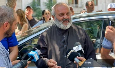 Erməni keşiş Azərbaycanla sərhədə gəlir