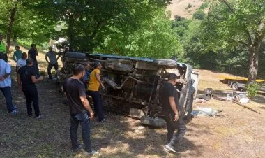 Cəlilabadda tursit avtobusu aşıb FOTO YENİLƏNİB