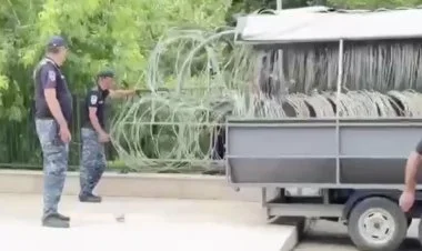 Ermənistan parlamentinin qarşısında tıkanlı məftil çəkilir