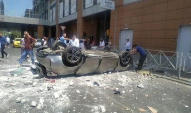 Rusiyada avtomobil 3-cü mərtəbədən yerə çırpıldı FOTO