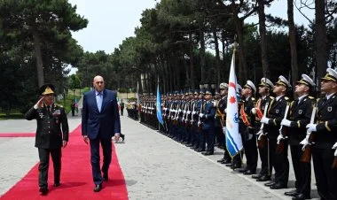Azərbaycanın müdafiə naziri italiyalı həmkarı ilə görüşüb