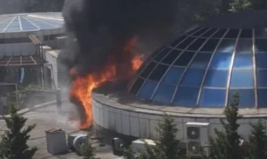 Bakının Atatürk parkında restoran yanır