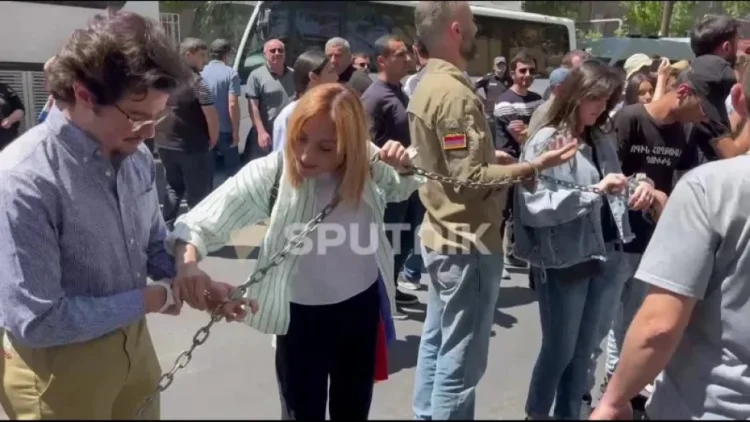 Ermənistanda etirazçılar özlərini zəncirlədilər VİDEO